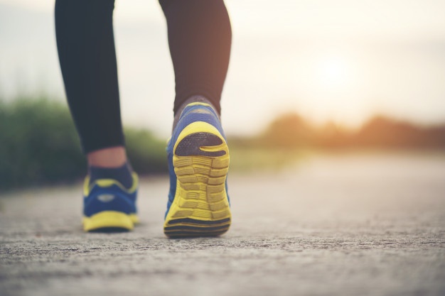 Personne qui fait de la marche à pied